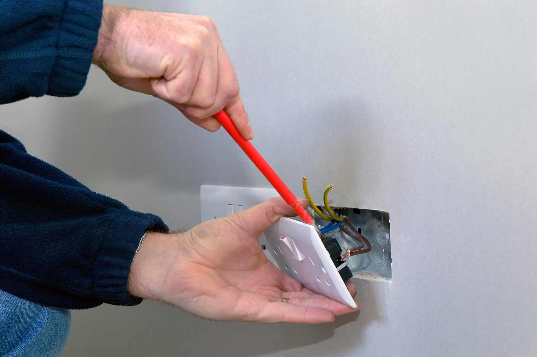Our electricians can install plug sockets for domestic and commercial proeprties in Hamilton and the local area. 